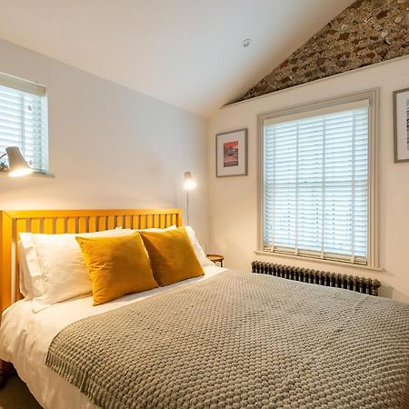 Beautiful, Central, 3 Min Walk From Beach, 2 King Doubles Brighton Bagian luar foto