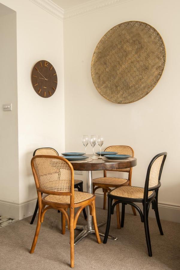 Beautiful, Central, 3 Min Walk From Beach, 2 King Doubles Brighton Bagian luar foto