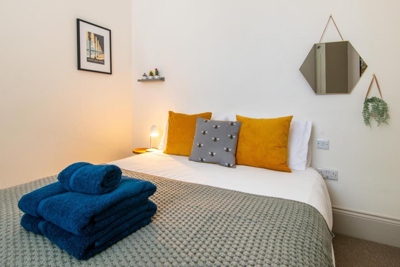Beautiful, Central, 3 Min Walk From Beach, 2 King Doubles Brighton Bagian luar foto