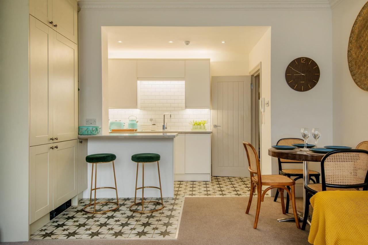 Beautiful, Central, 3 Min Walk From Beach, 2 King Doubles Brighton Bagian luar foto