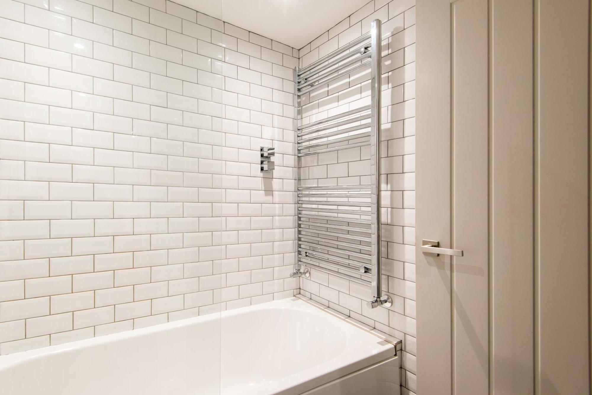 Beautiful, Central, 3 Min Walk From Beach, 2 King Doubles Brighton Bagian luar foto