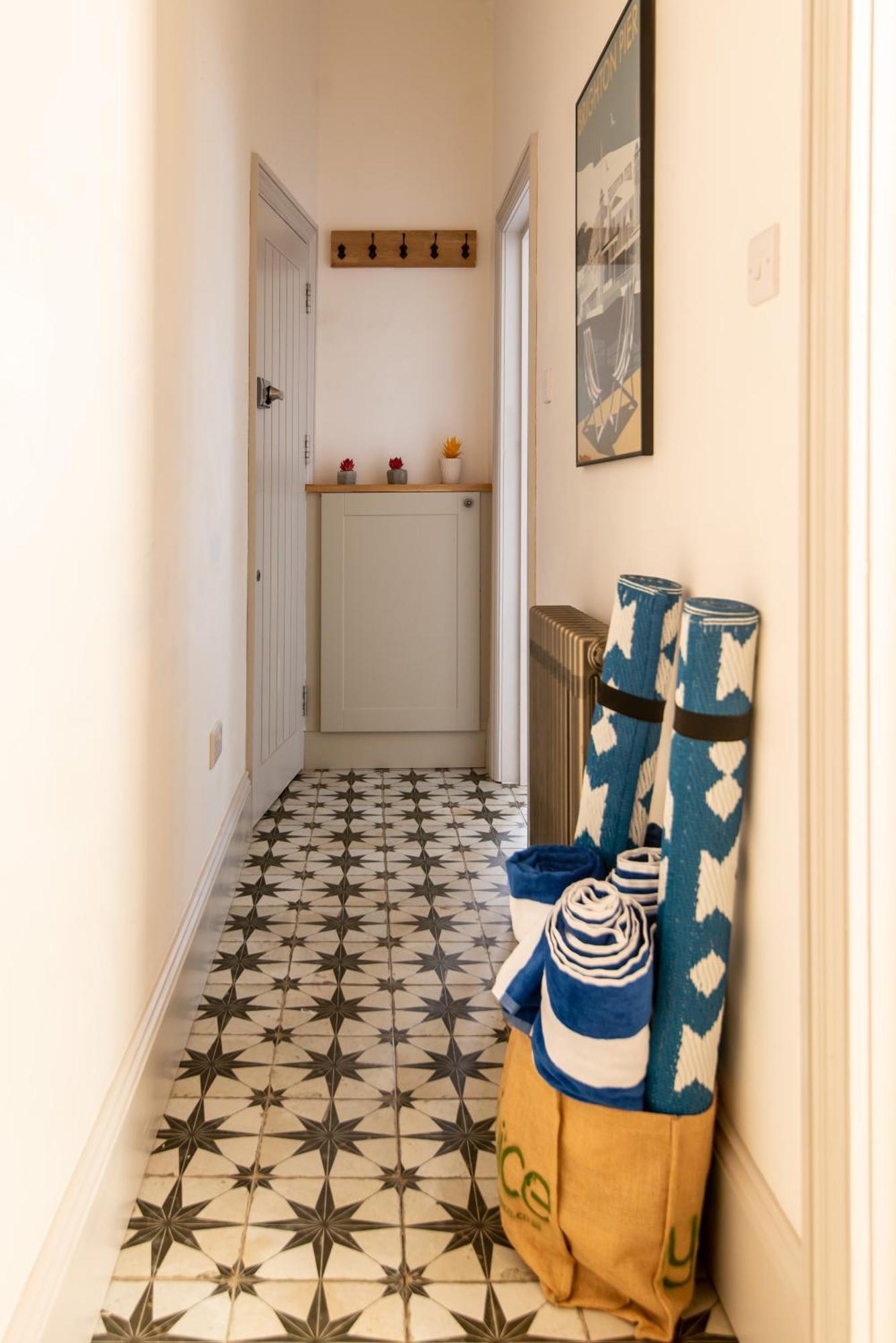 Beautiful, Central, 3 Min Walk From Beach, 2 King Doubles Brighton Bagian luar foto